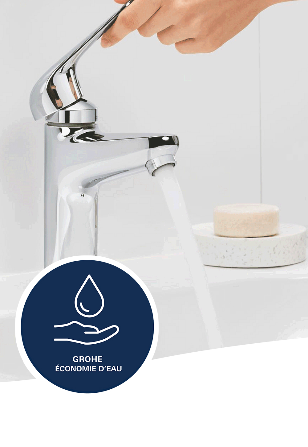 Un mitigeur de lavabo GROHE Swift tourné au maximum, un porte-savon placé sur l'évier en arrière-plan.